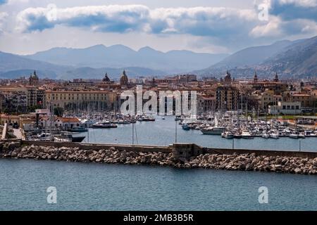 Luftaufnahme des Hafens von Palermo, Porto di Palermo, einer der größten Seehäfen im Mittelmeer, der Stadt und der Hügel in der Ferne. Stockfoto