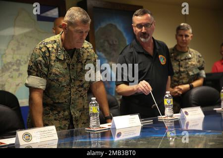 USA Generalleutnant George W. Smith, Kommandeur der I Marine Expeditionary Force, Left, erhält eine Einführung von Donald Baldwin, Stabschef der Marine Corps Base (MCB) Camp Blaz, Right, während er MCB Camp Blaz, Guam, am 10. Juni 2022 besucht. Guam beherbergt drei Militäranlagen, darunter den Luftwaffenstützpunkt Andersen, den Marinestützpunkt Guam und das MCB Camp Blaz. Stockfoto