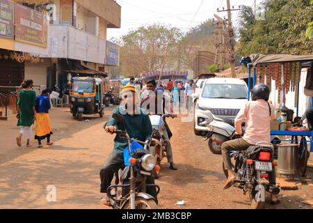 Dezember 17 2022 - Bidar, Karnataka in Indien: Straßenleben in einer kleineren Stadt in Zentralindien Stockfoto