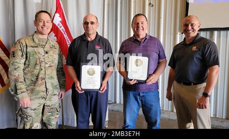 USA Army Corps of Engineers, Buffalo District Engineering Technician Kelly Maccarone und James Wryk werden bei einer jährlichen Preisverleihung am 6. Juni 2022 in Buffalo, New York, mit Zertifikaten für 40 Jahre Dienst für die US-Regierung ausgezeichnet. Jedes Jahr und das ganze Jahr über werden die Teammitglieder im Buffalo District für ihre Exzellenz und ihr Engagement bei der Durchführung der USACE-Mission in der Region der Großen Seen ausgezeichnet. Stockfoto