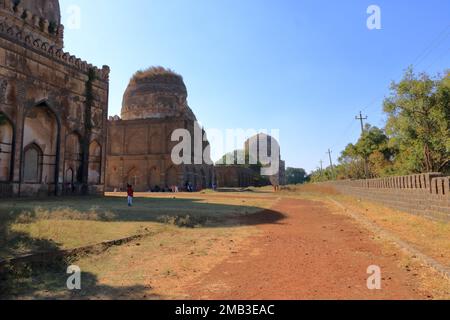 Dezember 18 2022 - Bidar, Karnataka in Indien: Die Menschen genießen die Bahmani-Gräber, Denkmäler und Ruinen in Zentralindien Stockfoto