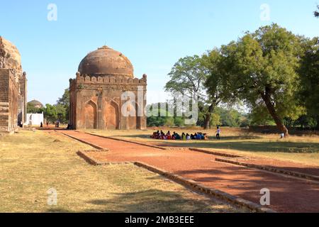 Dezember 18 2022 - Bidar, Karnataka in Indien: Die Menschen genießen die Bahmani-Gräber, Denkmäler und Ruinen in Zentralindien Stockfoto