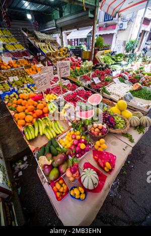 Alle Arten von Obst und Gemüse werden auf dem lokalen Ballaro Markt zum Verkauf angeboten. Stockfoto