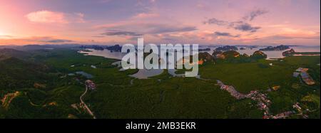 Panoramablick auf Sametnangshe, Blick auf die Berge in der Bucht von Phangnga mit Mangrovenwäldern in der Andamanensee mit Abenddämmerung, Reiseziel in Phangnga, Thailand Stockfoto