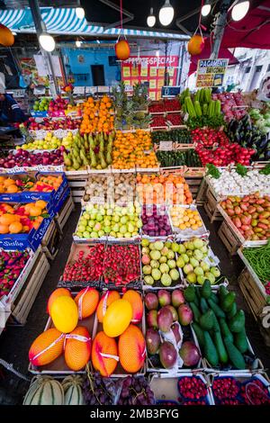 Alle Arten von Obst und Gemüse werden auf dem lokalen Ballaro Markt zum Verkauf angeboten. Stockfoto