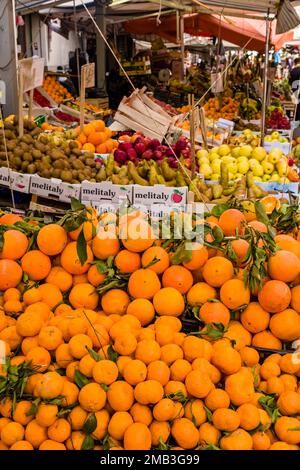 Alle Arten von Obst und Gemüse werden auf dem lokalen Ballaro Markt zum Verkauf angeboten. Stockfoto