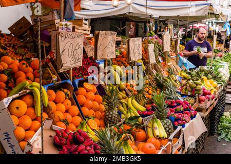 Alle Arten von Obst und Gemüse werden auf dem lokalen Ballaro Markt zum Verkauf angeboten. Stockfoto