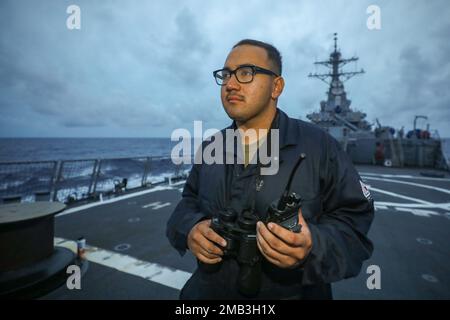 PHILIPPINE SEA (10. Juni 2022) Seemann Felix Clemente, aus Las Vegas, steht hinter dem Cockpit an Bord der Arleigh-Burke-Klasse-Guided-Missile Destroyer USS Benfold (DDG 65). Benfold ist dem Kommandeur, der Task Force (CTF) 71/Destroyer Squadron (DESRON) 15, der größten nach vorn eingesetzten DESRON der Marine und der Hauptstreitkräfte der US-7.-Flotte zugewiesen. Stockfoto