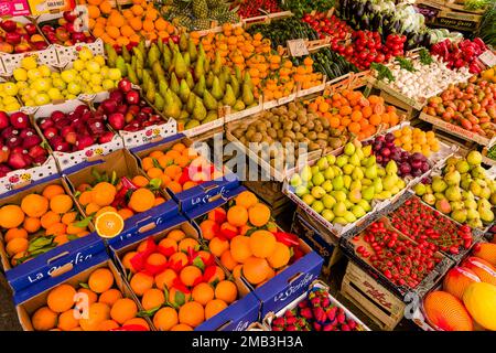 Alle Arten von Obst und Gemüse werden auf dem lokalen Ballaro Markt zum Verkauf angeboten. Stockfoto