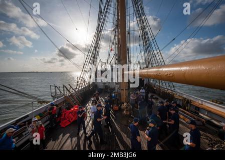 Die Gäste mischen sich mit den Besatzungsmitgliedern an Bord der Küstenwache Cutter Eagle, die der Tallship-Prozession nach Galveston, Texas, am 10. Juni 2022 vorausgeht. Homeportiert an der Coast Guard Academy in New London, Connecticut, besuchte der Eagle Galveston zum ersten Mal seit 1972. Stockfoto