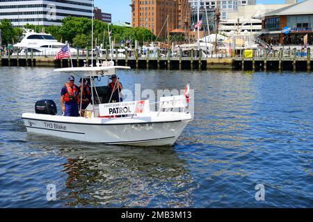 Die Küstenwache am Elizabeth River unterstützt Sicherheitsmaßnahmen beim Norfolk Harborfest, Virginia, 10. Juni 2022. Die USCG AUX arbeitete während der Veranstaltung zusammen mit den aktiven Dienst- und Reserveteams der Küstenwache und lokalen Strafverfolgungspartnern. USA Foto der Küstenwache von Petty Officer 1. Klasse Dustin R. Williams Stockfoto