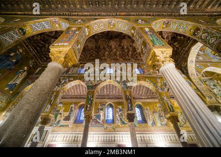 Bemalte Decken und Bögen der Palatin-Kapelle, Capella Palatina, im normannischen Palast, Palazzo dei Normanni, auch Königspalast von Palermo genannt. Stockfoto