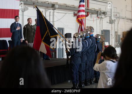 Mitglieder der Zivilluftstreitkräfte erblicken während des Singen der Nationalhymne während des Academy Day am Dobbins Air Reserve Base, GA, Juni 11 Farben. 2022. Senator Jon Ossoff und Rep. Hank Johnson veranstalteten den 2022. Akademietag in Dobbins. Schüler der Oberstufe trafen sich mit Mitarbeitern des Kongresses, um den Nominierungsprozess für die Service Academy zu erlernen, und sprachen mit Vertretern von West Point, Naval Academy, Air Force Academy, Coast Guard Academy, Merchant Marine Academy, Und andere militärische Quellen während des Morgens. Stockfoto