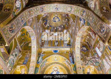 Bemalte Decken und Bögen der Palatin-Kapelle, Capella Palatina, im normannischen Palast, Palazzo dei Normanni, auch Königspalast von Palermo genannt. Stockfoto