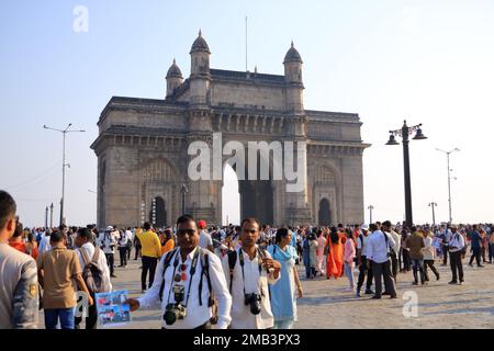 Dezember 21 2022 - Mumbai, Maharashtra in Indien: Unidentifizierte Menschen durch Gateway of India. Das Gateway of India ist eines der einzigartigsten Wahrzeichen Indiens Stockfoto