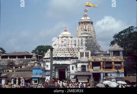 Jagannath Puri:- Char Dham V t e Puri Rameswaram Dwaraka Badrinath der Jagannath-Tempel ist ein wichtiger hinduistischer Tempel, der Jagannath gewidmet ist, eine Form von Vishnu - eine der dreifaltigkeit der höchsten Göttlichkeit im Hinduismus. Puri liegt im Bundesstaat Odisha, an der Ostküste Indiens. Der Puri-Tempel ist berühmt für sein jährliches Ratha Yatra, oder Wagenfestival, bei dem die drei wichtigsten Gottheiten auf riesigen und aufwendig dekorierten Tempelautos gezogen werden. Drei Götzen des Tempels sind Jagannath, Balabhadra, Subhadra, Stockfoto