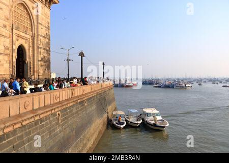 Dezember 21 2022 - Mumbai, Maharashtra in Indien: Boote und Fähren in der Nähe des Gateway of India Stockfoto