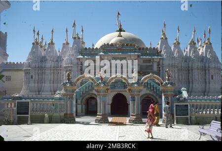 Der Bhadreshwar Jain Tempel, auch bekannt als Vasai Jain Tempel, ist eine historische Bedeutung im Dorf Mundra Taluka, Kutch, Gujarat, Indien. Der Haupttempel ist atemberaubend schön, in weißem Marmor mit majestätischen Säulen. Rund um die Mitte gibt es 52 kleinere Schreine Stockfoto