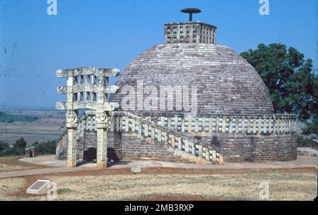 Sanchi ist ein buddhistischer Komplex, berühmt für seine große Stupa, auf einem Hügel in der Stadt Sanchi im Bezirk Raisen im Bundesstaat Madhya Pradesh, Indien. Es liegt etwa 23 km von Raisen, dem Hauptquartier und 46 km nordöstlich von Bhopal, der Hauptstadt von Madhya Pradesh, entfernt. Die große Stupa in Sanchi ist eine der ältesten Steinbauten in Indien und ein wichtiges Denkmal der indischen Architektur. Torana, indisches Tor, normalerweise aus Stein, markiert den Eingang zu einem buddhistischen Schrein oder Stupa oder zu einem hinduistischen Tempel. Stockfoto