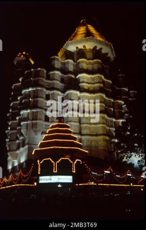 Der Shree Siddhivinayak Ganapati Mandir ist ein Hindu-Tempel, der Lord Shri Ganesh gewidmet ist. Es befindet sich in Prabhadevi, Mumbai, Maharashtra, Indien. Es wurde ursprünglich von Laxman Vithu und Deubai Patil am 19. November 1801 erbaut. Es ist einer der reichsten Tempel in Indien. Stockfoto