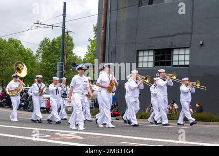 USA Matrosen der Navy Band Northwest Band marschieren auf der Rose Festival Parade während der Portland Fleet Week 2022, Juni 11. Die Portland Fleet Week ist eine feierliche Feier der Seeverkehrsdienste und bietet den Einwohnern Oregons die Gelegenheit, Matrosen, Marines und Küstenwachmänner zu treffen und die neuesten Möglichkeiten der heutigen Seeverkehrsdienste aus erster Hand zu erleben. Stockfoto