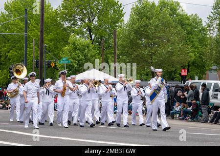 USA Matrosen der Navy Band Nordwest marsch bei der Rose Festival Parade während Portland Fleet Week 2022, Juni 11. Die Portland Fleet Week ist eine feierliche Feier der Seeverkehrsdienste und bietet den Einwohnern Oregons die Gelegenheit, Matrosen, Marines und Küstenwachmänner zu treffen und die neuesten Möglichkeiten der heutigen Seeverkehrsdienste aus erster Hand zu erleben. Stockfoto