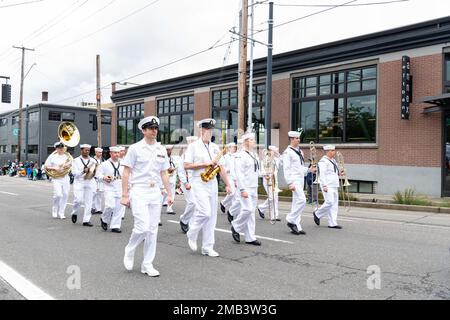 USA Navy Sailors, der Navy Band Northwest zugeteilt, marschieren zusammen bei der Rose Festival Parade während der Portland Fleet Week in Oregon, 11. Juni 2022. Die Portland Fleet Week ist eine feierliche Feier der Seeverkehrsdienste und bietet den Einwohnern Oregons die Gelegenheit, Matrosen, Marines und Küstenwachmänner zu treffen und die neuesten Möglichkeiten der heutigen Seeverkehrsdienste aus erster Hand zu erleben. Stockfoto