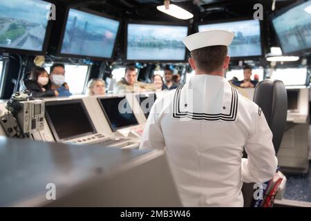 Boatswain's Mate 1. Class Zachary Miller, dem Zerstörer der Zumwalt-Klasse USS Michael Monsoor (DDG 1001) zugeteilt, gibt eine Tour während des Portland Rose Festivals und der Fleet Week 2022, Juni 11. Die Portland Fleet Week ist eine feierliche Feier der Seeverkehrsdienste und bietet den Einwohnern Oregons die Gelegenheit, Matrosen, Marines und Küstenwachmänner zu treffen und die neuesten Möglichkeiten der heutigen Seeverkehrsdienste aus erster Hand zu erleben Stockfoto