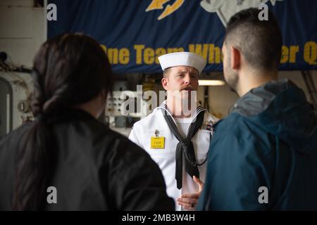 Boatswain's Mate 1. Class Zachary Miller, dem Zerstörer der Zumwalt-Klasse USS Michael Monsoor (DDG 1001) zugeteilt, beantwortet die Frage einer Reisegruppe während des Portland Rose Festivals and Fleet Week 2022, Juni 11. Die Portland Fleet Week ist eine feierliche Feier der Seeverkehrsdienste und bietet den Einwohnern Oregons die Gelegenheit, Matrosen, Marines und Küstenwachmänner zu treffen und die neuesten Möglichkeiten der heutigen Seeverkehrsdienste aus erster Hand zu erleben Stockfoto