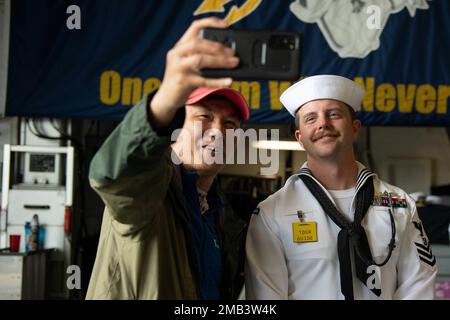 Boatswain's Mate 1. Class Zachary Miller, dem Zerstörer der Zumwalt-Klasse USS Michael Monsoor (DDG 1001) zugeteilt, macht während des Portland Rose Festival and Fleet Week 2022, Juni 11, ein Selfie mit einem Einheimischen aus Portland. Die Portland Fleet Week ist eine feierliche Feier der Seeverkehrsdienste und bietet den Einwohnern Oregons die Gelegenheit, Matrosen, Marines und Küstenwachmänner zu treffen und die neuesten Möglichkeiten der heutigen Seeverkehrsdienste aus erster Hand zu erleben Stockfoto