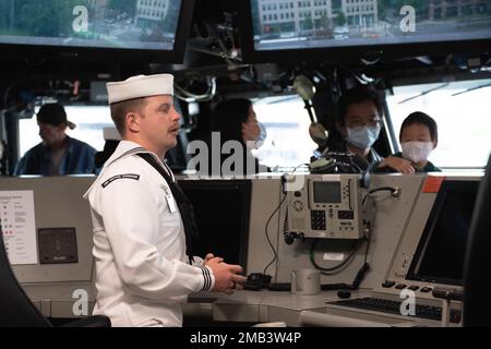 Boatswain's Mate 1. Class Zachary Miller, dem Zerstörer der Zumwalt-Klasse USS Michael Monsoor (DDG 1001) zugeteilt, beantwortet eine Frage während einer Tour während des Portland Rose Festival and Fleet Week 2022, Juni 11. Die Portland Fleet Week ist eine feierliche Feier der Seeverkehrsdienste und bietet den Einwohnern Oregons die Gelegenheit, Matrosen, Marines und Küstenwachmänner zu treffen und die neuesten Möglichkeiten der heutigen Seeverkehrsdienste aus erster Hand zu erleben Stockfoto