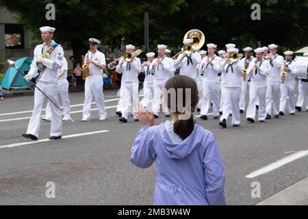 Matrosen, die der Navy Band Northwest, Passage zugeteilt wurden, treten bei der Grand Floral Parade im Rahmen des Portland Rose Festivals und der Fleet Week 2022 am 11. Juni auf. Die Portland Fleet Week ist eine feierliche Feier der Seeverkehrsdienste und bietet den Einwohnern Oregons die Gelegenheit, Matrosen, Marines und Küstenwachmänner zu treffen und die neuesten Möglichkeiten der heutigen Seeverkehrsdienste aus erster Hand zu erleben Stockfoto