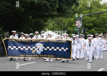 Matrosen, die der USS Michael Monsoor (DDG 1001) zugeteilt wurden, marschieren im Rahmen des Portland Rose Festivals und der Fleet Week 2022, Juni 11 bei der Großen Blumenparade. Die Portland Fleet Week ist eine feierliche Feier der Seeverkehrsdienste und bietet den Einwohnern Oregons die Gelegenheit, Matrosen, Marines und Küstenwachmänner zu treffen und die neuesten Möglichkeiten der heutigen Seeverkehrsdienste aus erster Hand zu erleben Stockfoto