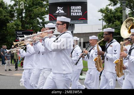 Matrosen, die der Navy Band Northwest, Passage zugeteilt wurden, treten bei der Grand Floral Parade im Rahmen des Portland Rose Festivals und der Fleet Week 2022 am 11. Juni auf. Die Portland Fleet Week ist eine feierliche Feier der Seeverkehrsdienste und bietet den Einwohnern Oregons die Gelegenheit, Matrosen, Marines und Küstenwachmänner zu treffen und die neuesten Möglichkeiten der heutigen Seeverkehrsdienste aus erster Hand zu erleben Stockfoto