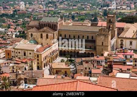 Die Kathedrale von Monreale, die Cattedrale di Santa Maria Nuova und die Häuser des Vororts Palermo von Monreale aus der Vogelperspektive. Stockfoto