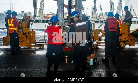 229611-N-YQ181-1116 SEELEUTE DER PHILIPPINEN SEE (11. Juni 2022) nehmen mit dem Flottenauffüllungsöler USNS Big Horn (T-AO 198) des militärischen Sealift-Kommandos in der Hangarbucht der USA an einer Wiederauffüllung auf See Teil Der einzige vorwärtsgesetzte Flugzeugträger der Navy USS Ronald Reagan (CVN 76). Ronald Reagan, das Flaggschiff der Carrier Strike Group 5, stellt eine kampfbereite Truppe bereit, die die Vereinigten Staaten schützt und verteidigt und Bündnisse, Partnerschaften und kollektive maritime Interessen in der Region Indo-Pazifik unterstützt. Stockfoto