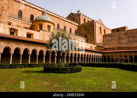 Säulen und Bögen des Benediktinerklosters der Kathedrale von Monreale, Cattedrale di Santa Maria Nuova. Stockfoto