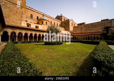 Säulen und Bögen des Benediktinerklosters der Kathedrale von Monreale, Cattedrale di Santa Maria Nuova. Stockfoto