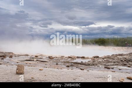 Dampf steigt aus dem Großen Geysir in der geothermischen Region Haukadular, Island Stockfoto