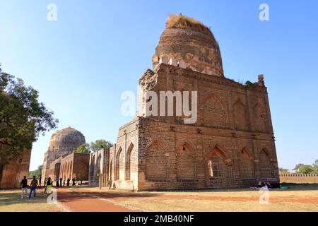 Dezember 18 2022 - Bidar, Karnataka in Indien: Die Menschen genießen die Bahmani-Gräber, Denkmäler und Ruinen in Zentralindien Stockfoto