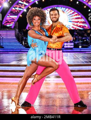 Birmingham, Großbritannien. 19. Januar 2023. Fleur East und Vito Coppola, die an der Fotogelegenheit „Strict Come Dancing: The Live Tour“ in der utilita Arena in Birmingham teilgenommen haben. Kredit: SOPA Images Limited/Alamy Live News Stockfoto