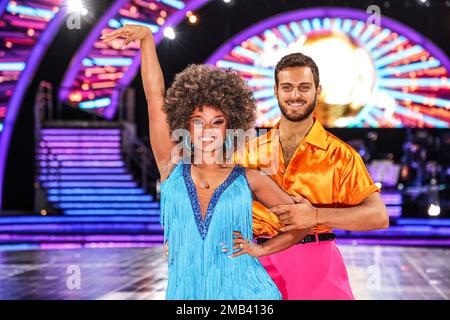 Birmingham, Großbritannien. 19. Januar 2023. Fleur East und Vito Coppola, die an der Fotogelegenheit „Strict Come Dancing: The Live Tour“ in der utilita Arena in Birmingham teilgenommen haben. Kredit: SOPA Images Limited/Alamy Live News Stockfoto