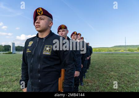 Staff Sgt. Gabe Colon vom Golden Knights Black Demonstrationsteam erwartet, dass sein Name vor der Menge bei der 247. Geburtstagsfeier der Armee in Redstone Arsenal am 11. Juni 2022 aufgerufen wird. Stockfoto