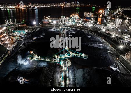 Rotationsschaufel an Kohlehalde, Massengutschiffsterminal, Silos, Getreideaufzüge, Frachtschiffe, North Vancouver, BC. Stockfoto