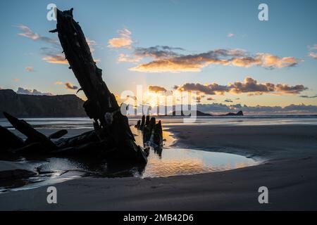 Wrack der Helvetia, Schiffswrack am Rhossili Strand bei Sonnenuntergang, keine Menschen. Gower Peninsula, Südwales, Vereinigtes Königreich, GB. Stockfoto