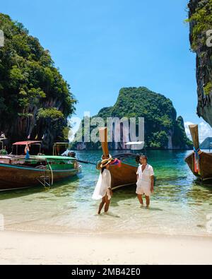 Koh Lao Lading in der Nähe von Koh Hong Krabi Thailand, ein wunderschöner Strand mit Langbooten, ein paar europäischen Männern und eine asiatische Frau am Strand während des Urlaubs in Thailand Stockfoto