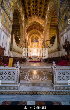 Altar, Inneneinrichtung und bemalte Decken der Kathedrale von Monreale, Cattedrale di Santa Maria Nuova. Stockfoto