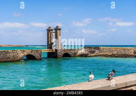 Historische Brückenbrücke, die zur Burg San Gabriel, Arrecife, Hauptstadt von Lanzarote, Kanarische Inseln, Spanien, führt Stockfoto