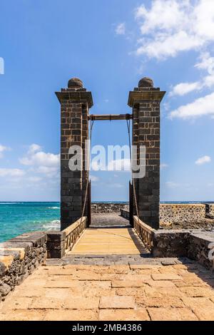 Historische Brückenbrücke, die zur Burg San Gabriel, Arrecife, Hauptstadt von Lanzarote, Kanarische Inseln, Spanien, führt Stockfoto