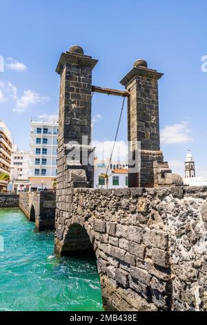 Historische Brückenbrücke, die zur Burg San Gabriel, Arrecife, Hauptstadt von Lanzarote, Kanarische Inseln, Spanien, führt Stockfoto